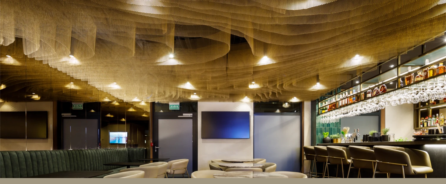 Instalacja sufitowa z kotar dekoracyjnych z siatki Poppa