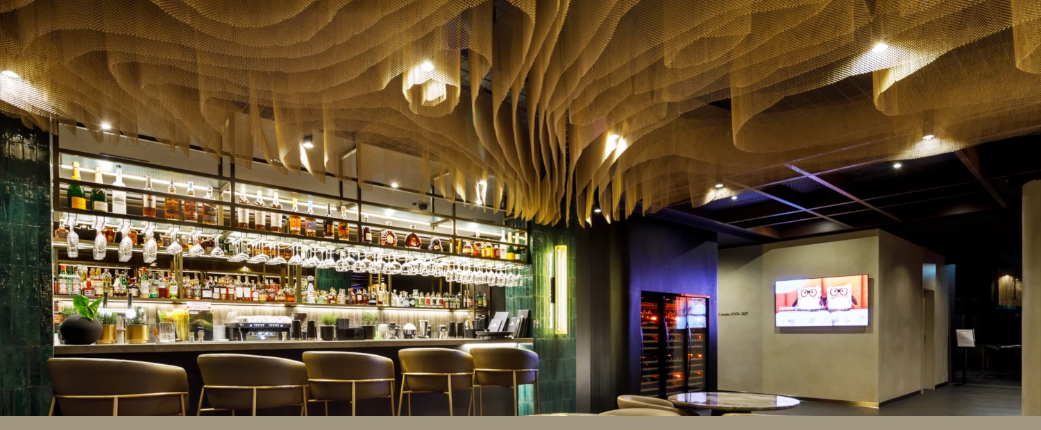 Instalacja sufitowa Poppa z siatki dekoracyjnej