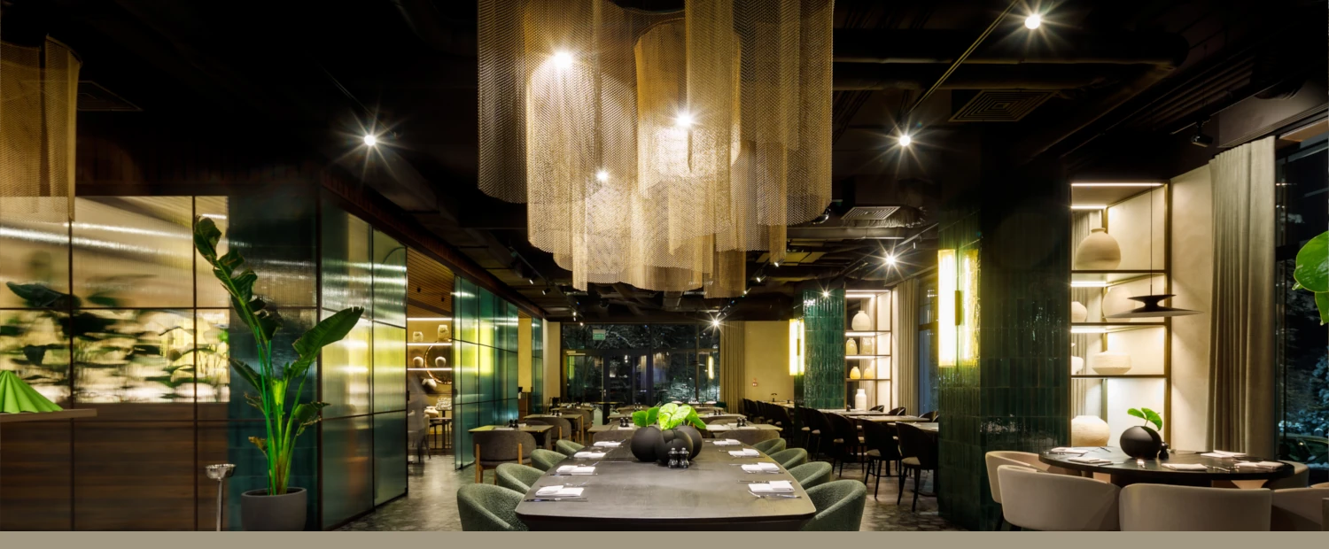 Kotary z siatki dekoracyjnej jako oprawy lamp w restauracji Movenpick Karpacz