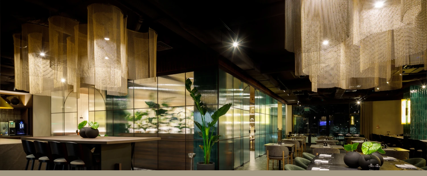 Lampy z siatki dekoracyjnej w restauracji