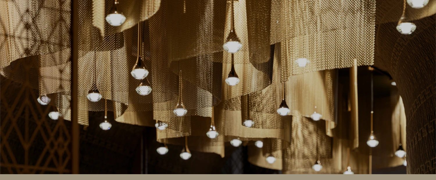 Instalacja sufitowa z siatek dekoracyjnych