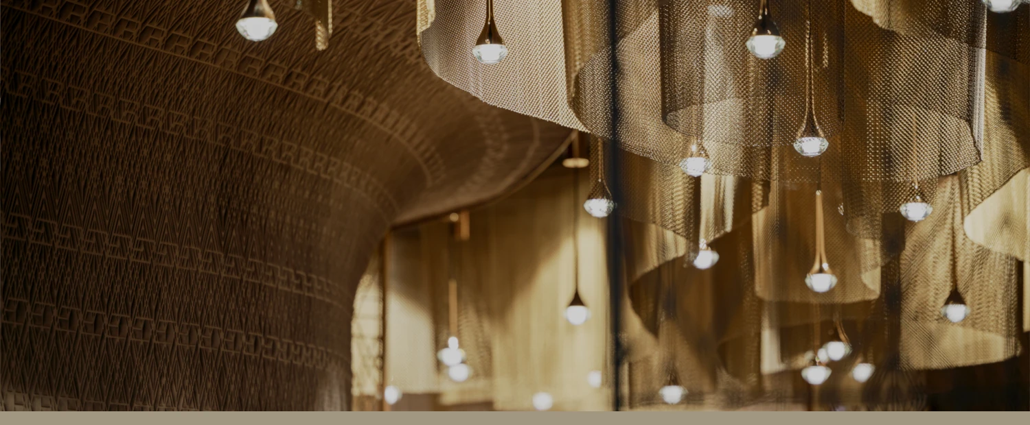 Brązowe siatki dekoracyjne w hotelu Narvil